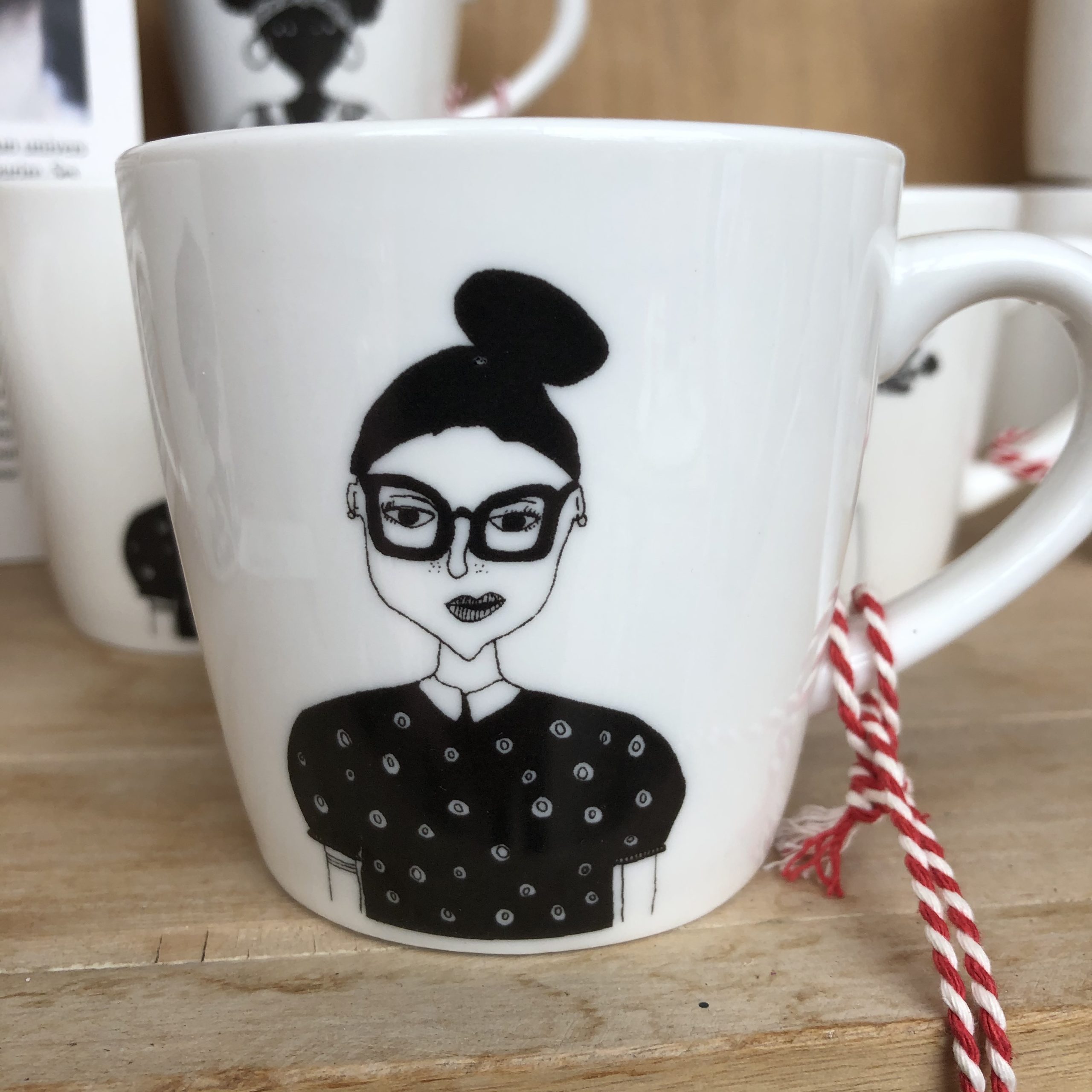 Tasse <span>Helen B</span> Fille à Chignon Tasse <span>Helen B</span> Fille à Chignon